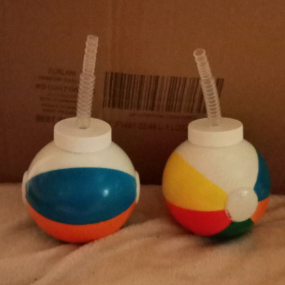 Beach ball drinking bottles with straws